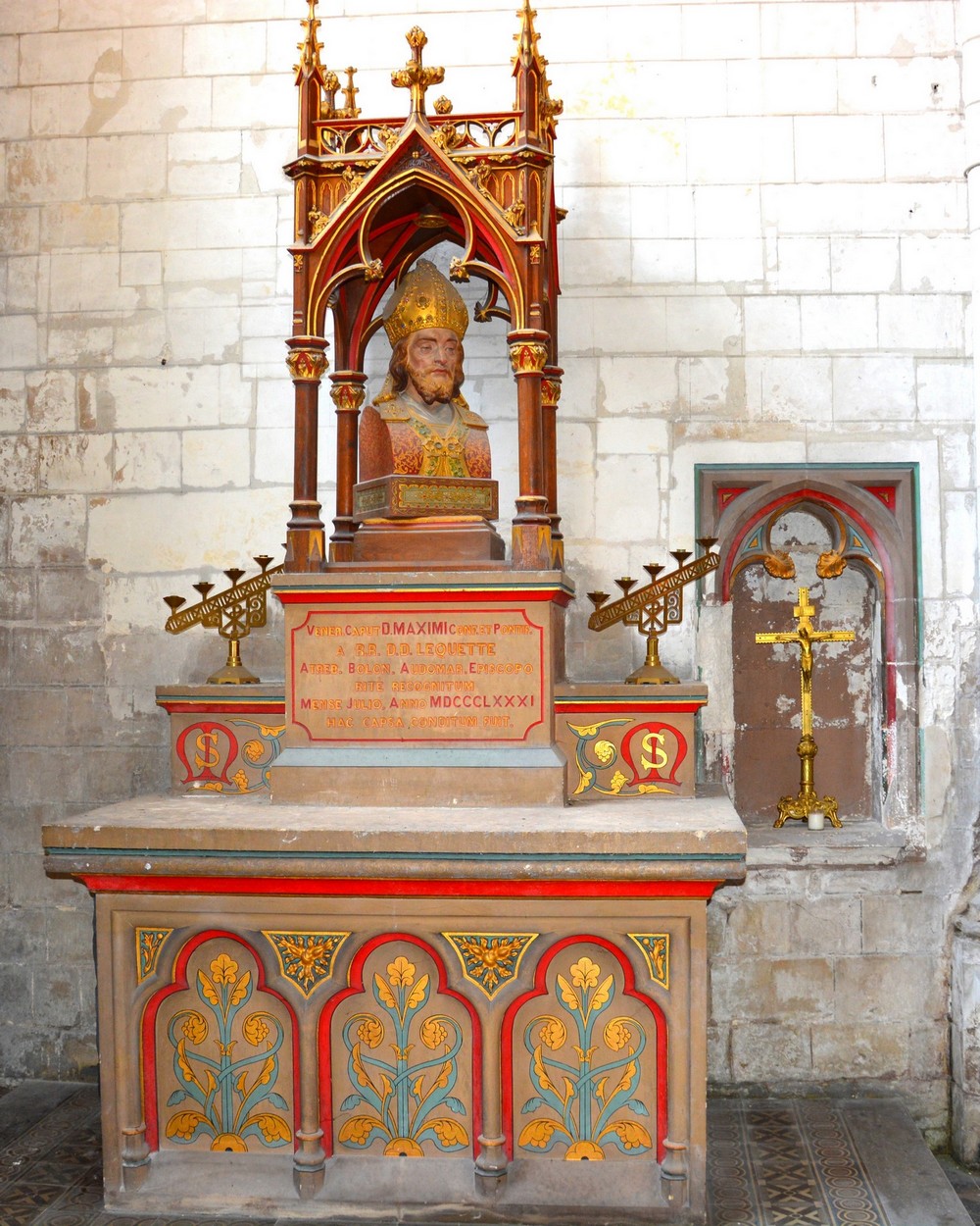 saint Maxime, évêque des Morins, venu évangéliser la région au début du V ème.  Il a préservé la cohésion de l’Eglise au moment des invasions barbares. 
Il a laissé des traces de son passage à Thérouanne et à Wismes où il est enterré. En 1721, une nouvelle chasse en argent, qui fut sans doute brisée à la Révolution.