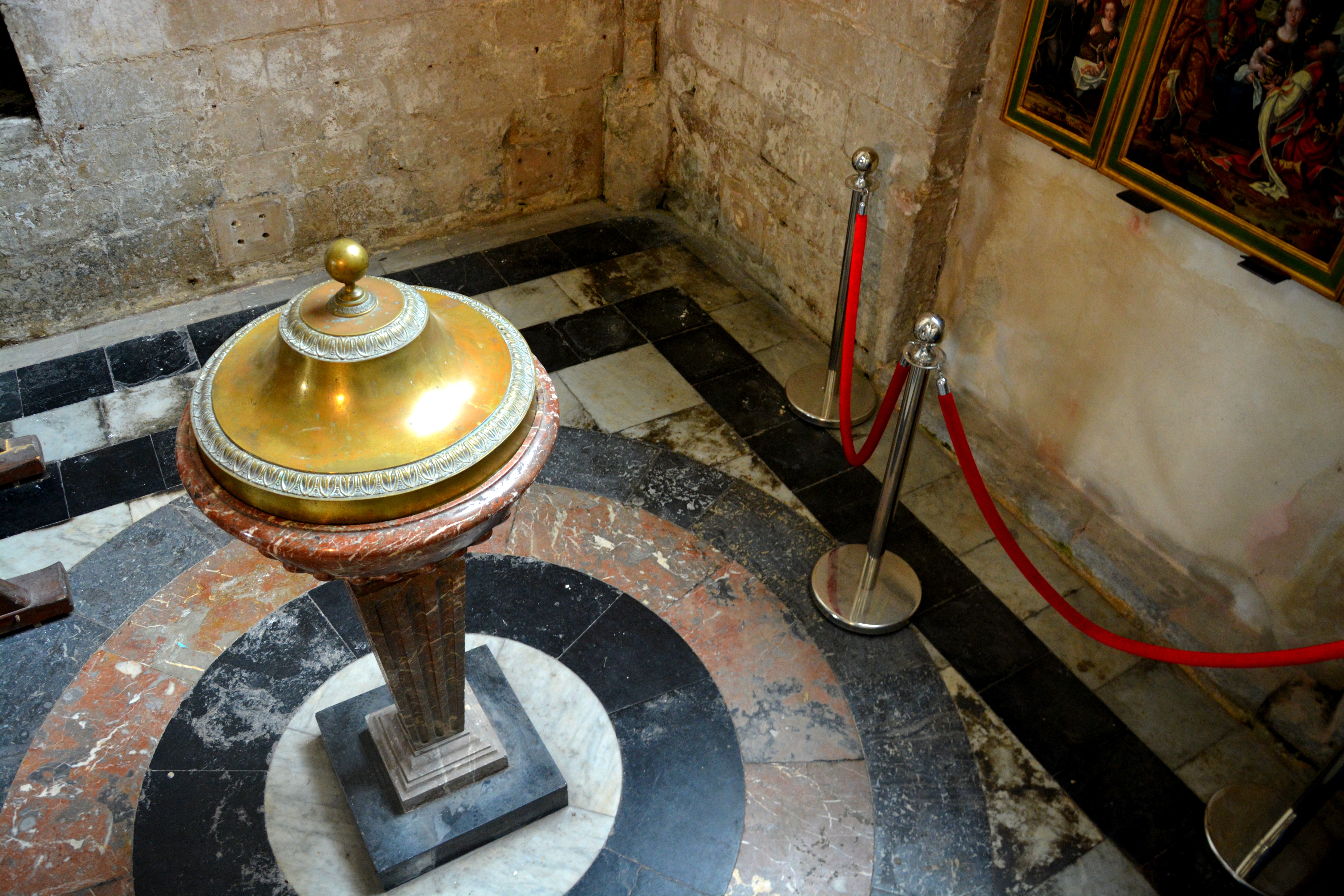 Cathédrale de Saint-Omer  -  Chapelle de la Conception - 24/10/2024 Fonts baptismaux