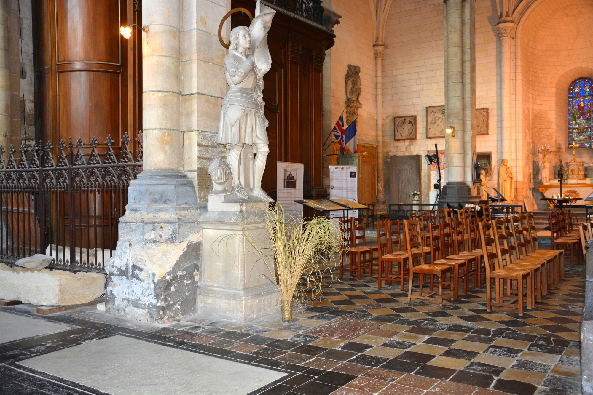 Cathédrale de Saint-Omer -  dallage du Transept Nord, travée centrale G2 - robert william  au pied de la statue de Jeanne d'Arc