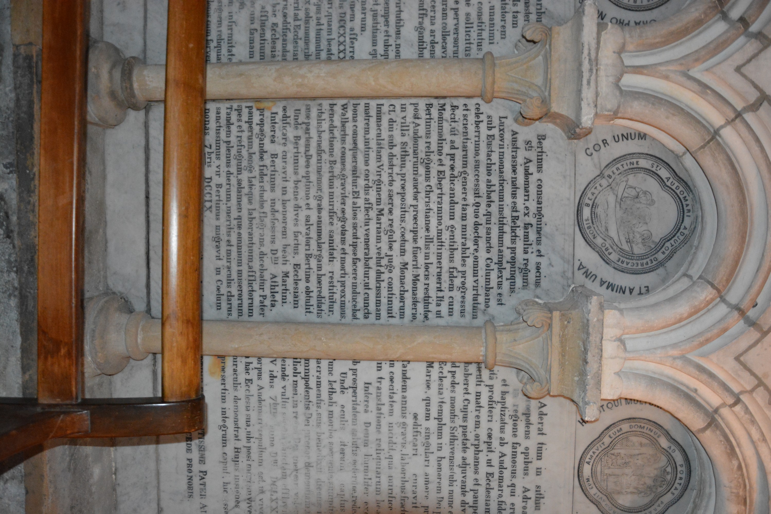 Cathédrale de Saint-Omer|Déambulatoire travée 07, arcades du soubassement