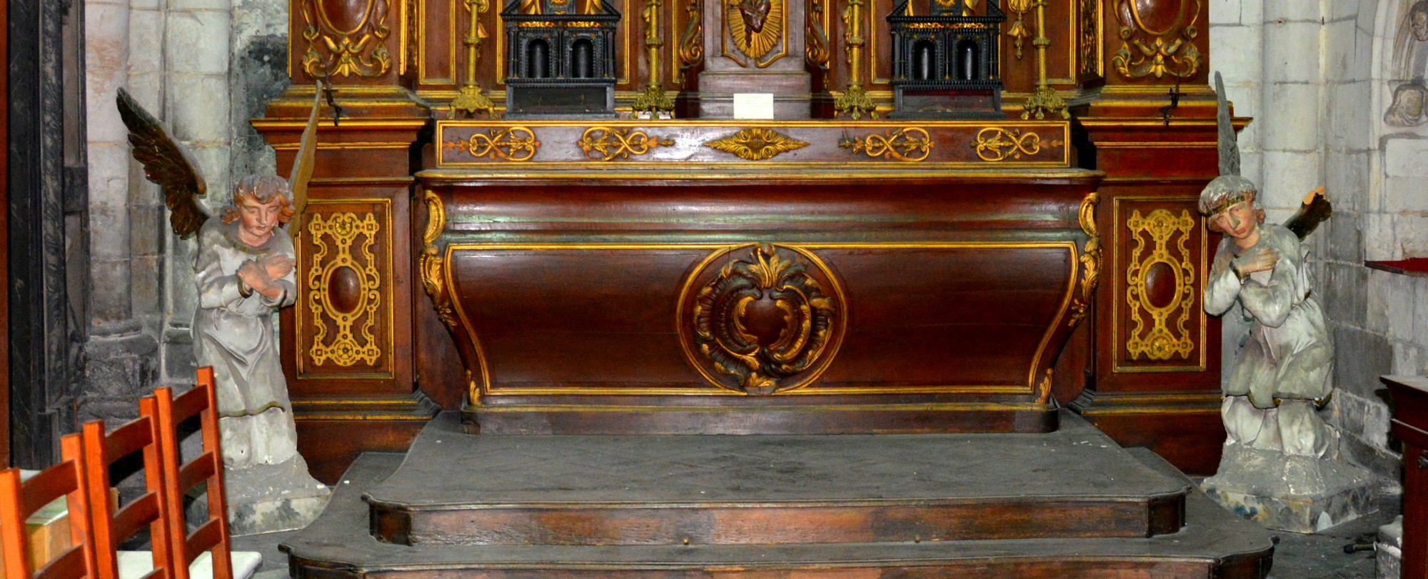 Cathédrale de Saint-Omer -   Deux Statues en bois d'anges  de la chapelle de Job  déplacées ( fin 2020 ) dans la chapelle ancienne saint Martin. 