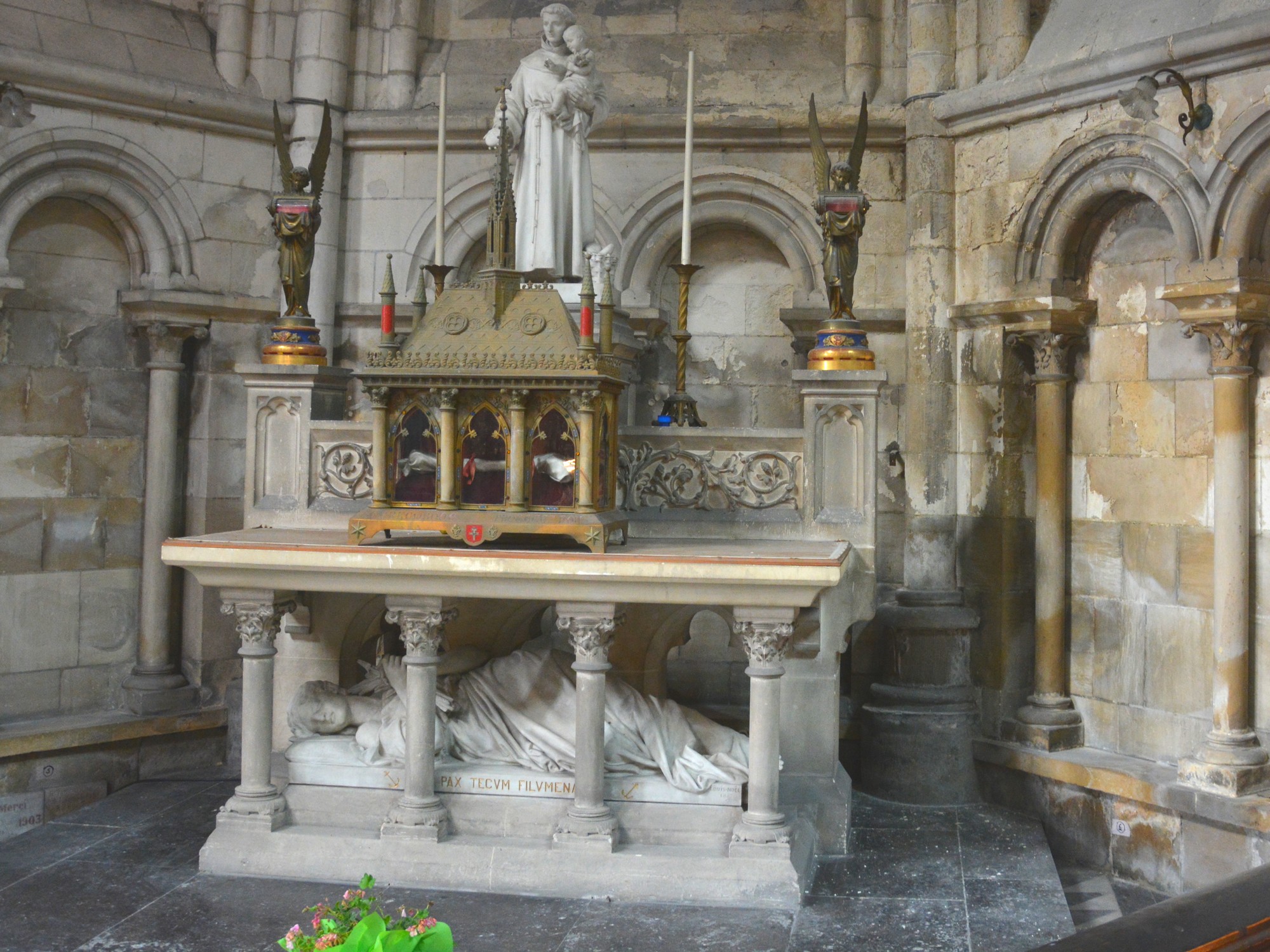 Cathédrale de Saint-Omer -   Statue de saint Antoine de Padoue oeuvre du Sculpteur audomarois Louis Noel 