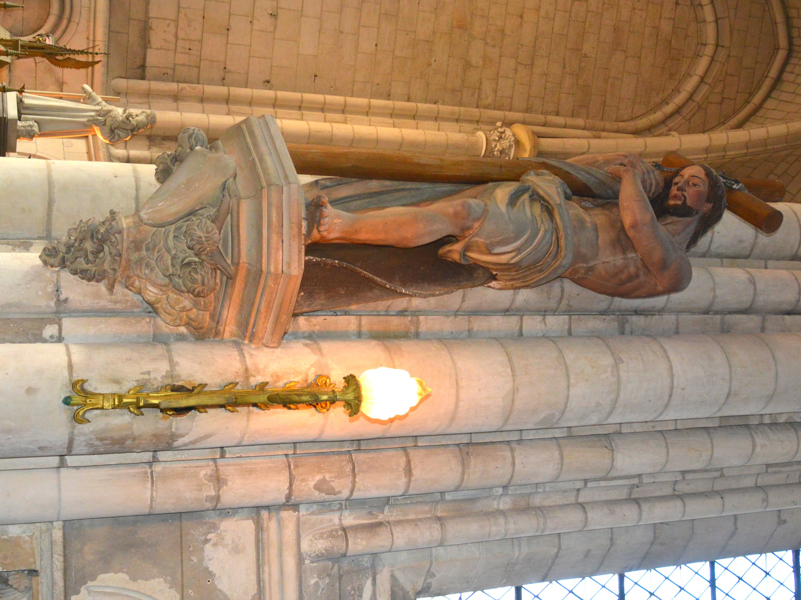 Statue du Christ portant sa croix en bois polychrome, cordelette véritable. La statue se trouvait autrefois au centre du jubé de la cathédrale, de 1678 à 1753 et après sa destruction, figure au fond de la chapelle absidiale jusque vers 1870. Dernier recensement établi le 27 janvier 1980.