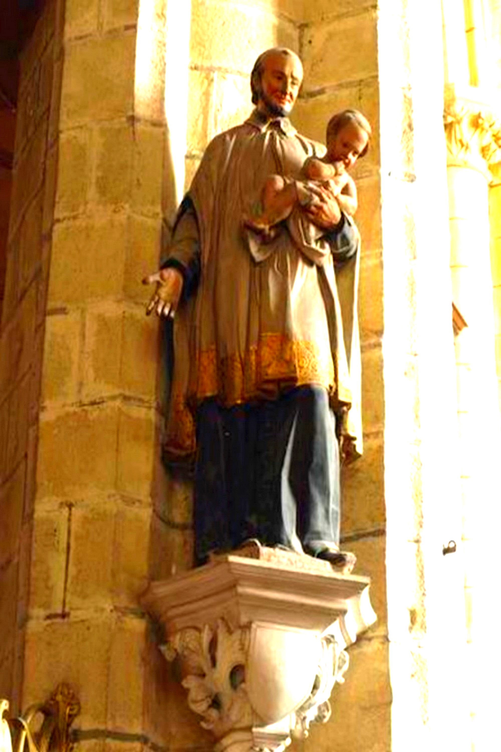 Saint Vincent de Paul et l'enfant  : Céramique, terre cuite : moulé, peint, doré du XIX ème siècle. Hauteur 170cm Largeur 95cm.