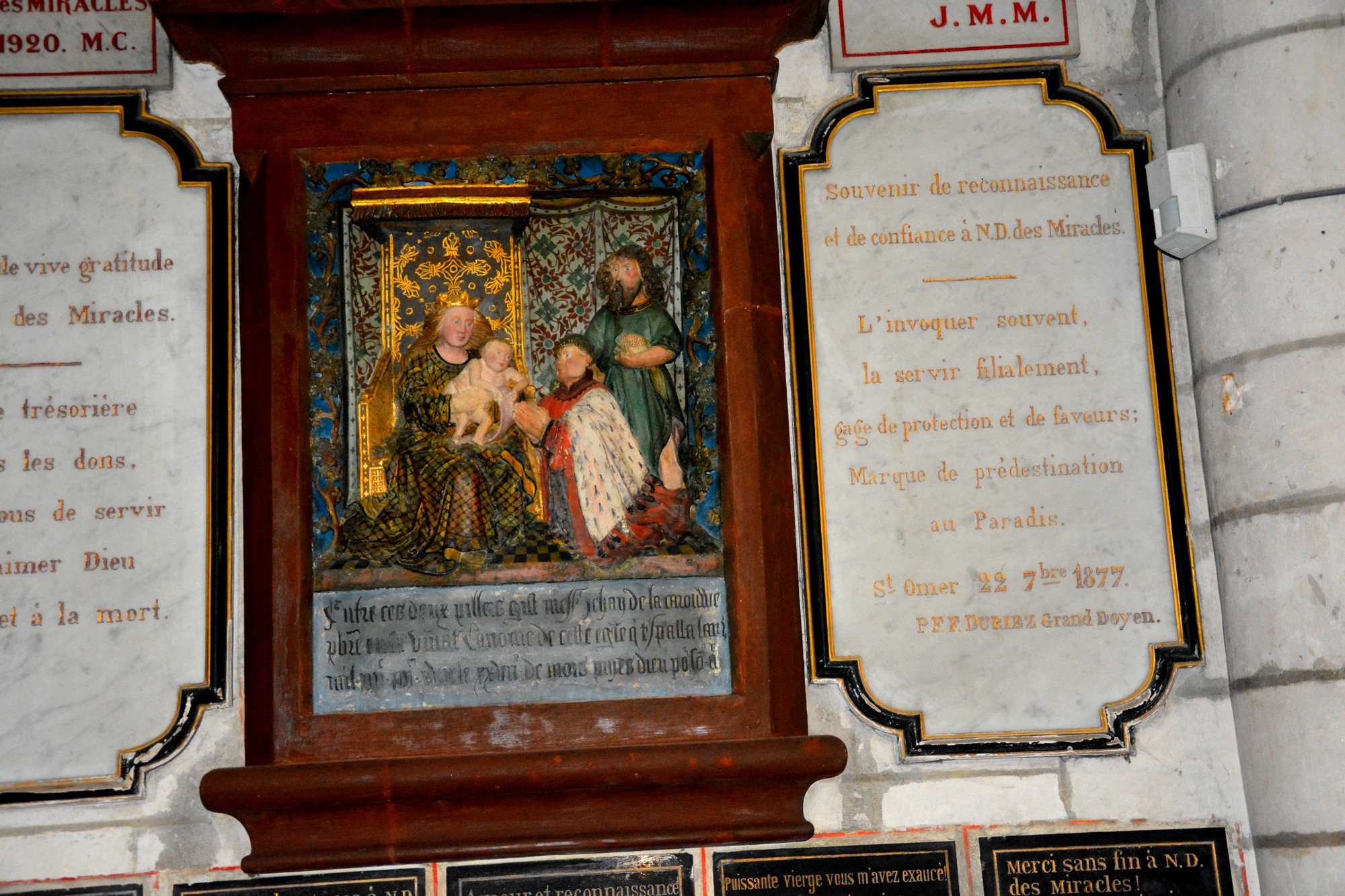 haut-relief en pierre bleue de baincthun du chanoine Jean de la Carouwe décédé en 1497 - photographie prise le 25/10/2024