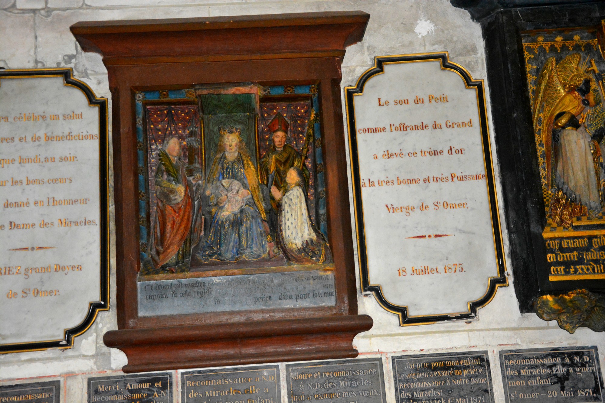 Haut-relief représente la sainte Vierge, sainte Barbe, et un chanoine avec un saint évêque de la cathédrale de Saint-Omer - photographie prise le 25/10/2024