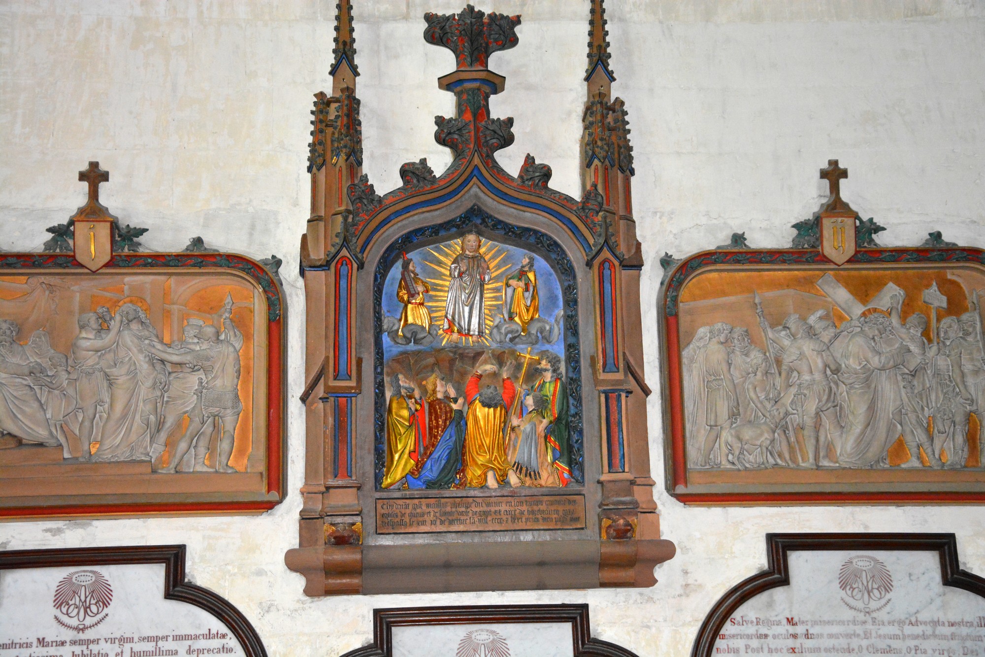 Déambulatoire travée 11 - Monument funéraire (haut-relief) du chanoine Philippe du Vivier - photographie prise le 25/10/2024