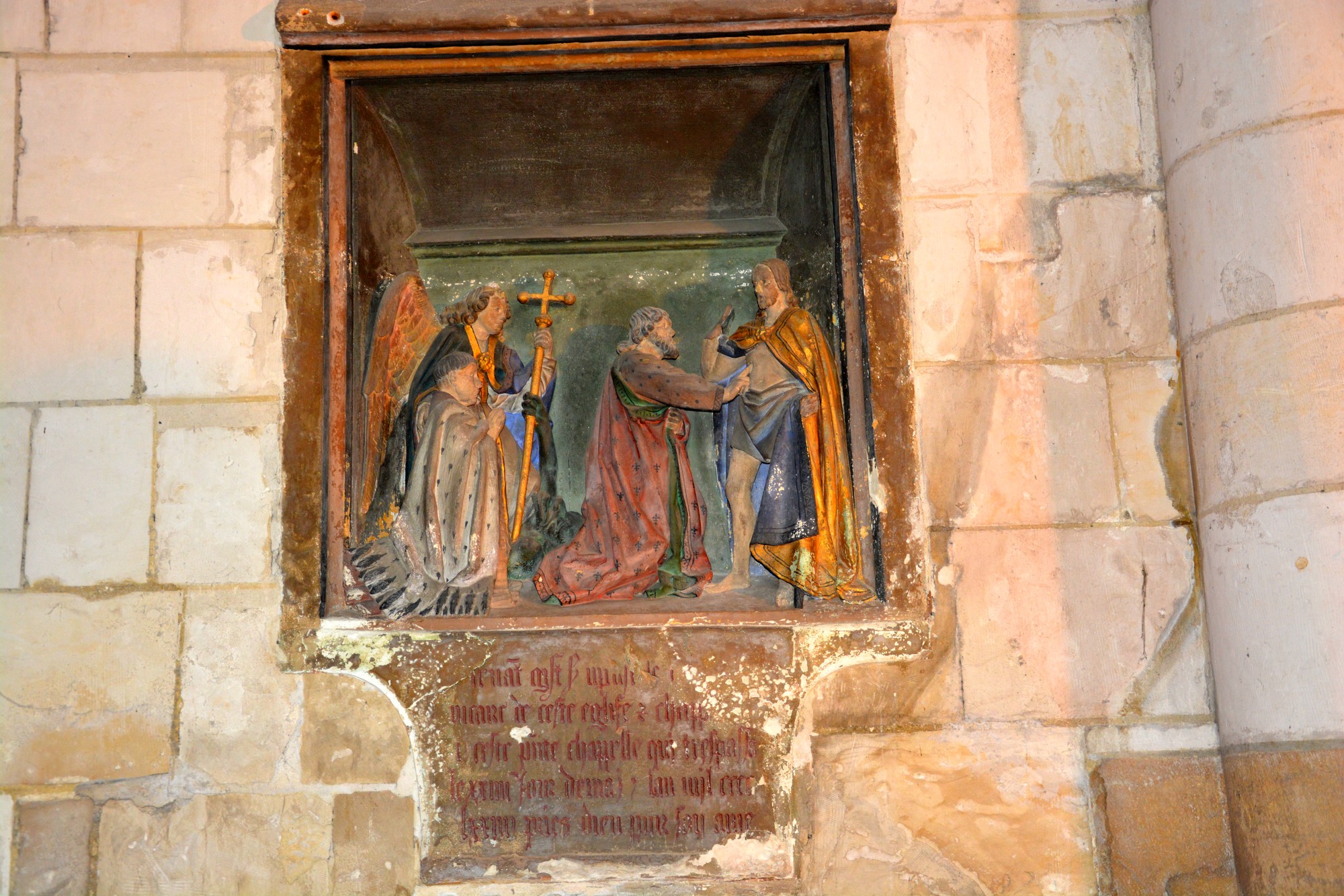 Cathédrale de Saint-Omer|transept nord est  encastré  dans la muraille, une sculture  de 1474, monument funéraire d'un ancien  vicaire  présenté  par  son patron  saint Michel, rappelle  la  scène  évangélique  de saint Thomas apôtre - photographie prise le 25/10/2024